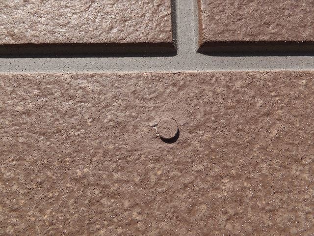 サイディングの表面に釘が浮かびあがっている